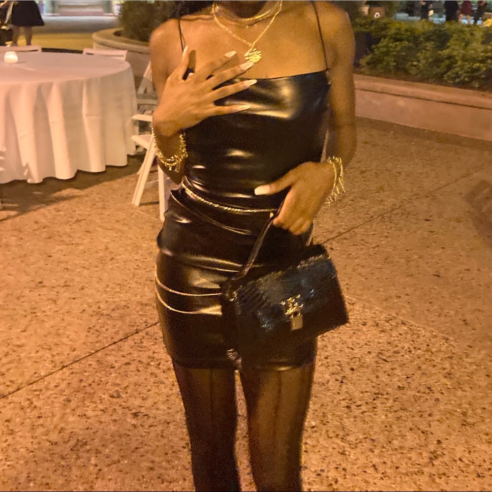 Fit curves very well, gives you that amazing coke bottle figure, very sexy💋🕷!